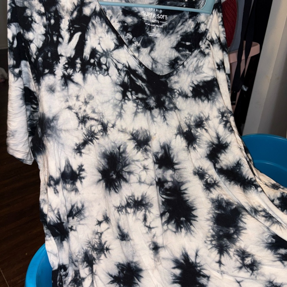 Torrid white and navy super soft tee